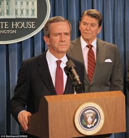 رونالد ریگان (راست)، رییس جمهور آمریکا در زمان مذکرات محرمانه با ایران و رابرت مک فارلین، مشاور امنیت ملی رییس جمهور که به ایران سفر کرد