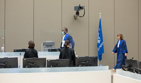 صحن دادگاه کیفری بین‌المللی. این برای اولین بار است که دادگاه بین‌المللی فردی را به اتهام تحمیل پوشش و حجاب اجباری محاکمه می‌کند