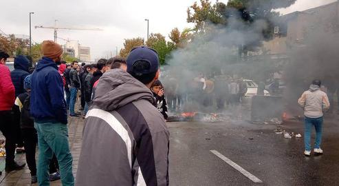 یک معلم مریوانی: نیروهای سپاه و بسیج، اعتراض آرام مردم را به خشونت کشاندند