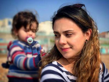 «سمانه سوادی»، فعال حقوق زنان معتقد است در ایران حتی در وضعیت عادی نیز قوانین و سازوکار لازم برای حمایت از افرادی که مورد خشونت خانگی هستند، وجود ندارد