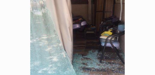 افراد ناشناسی با شلیک گلوله به سمت شیشه‌های آرایشگاه خانم «جوادی حصار» همسر وی به قصد ارعاب خانواده، فورا محل را ترک کرده‌اند.