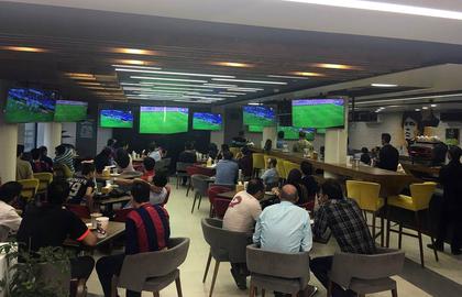 محمدعلی آجرلو فرزند سردار آجرلو، مالک «کافه فوتبال»، تنها کافه تهران با مجوز پخش مستقیم رقابت‌های فوتبال داخلی و خارجی است.