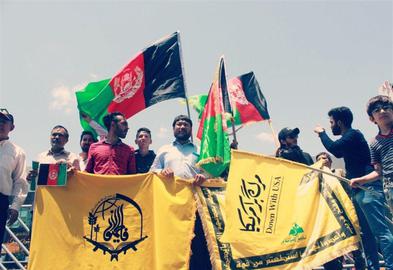 بر اساس منابع ایران‌وایر در شرق سوریه، شبه‌نظامیان افغانستانی وابسته به ایران با موشک به نیروهای ائتلاف بین‌المللی به رهبری ایالات متحده در میدان نفتی «العمر» حمله کردند.