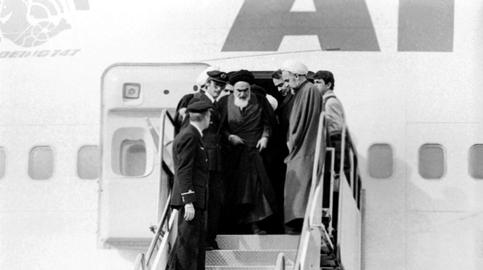 مرتضی مطهری و حسن لاهوتی در کنار آیت الله خمینی در هنگام بازگشت به ایران