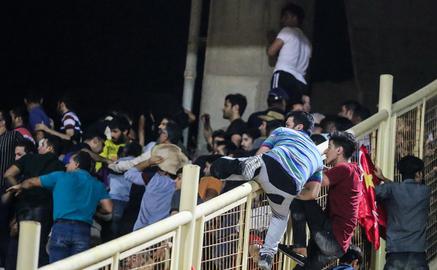 پنج‌شنبه شب، منهای پرتاب سنگ به سمت بازیکنان، گروهی از هواداران خوزستانی شعارهای «جدایی‌طلبانه» هم سر دادند.