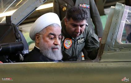 بازدید حسن روحانی از یک فروند جنگنده که ایران می گوید تولید کاملا بومی این کشور است