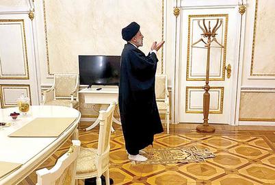 رئیسی در فاصله دیدار اول و قبل از ناهار در کاخ کرملین نماز اقامه کرد. وزیر خارجه جمهوری اسلامی گفت که برای این نماز قبلا توافق شده بود و آن را نشانه «اقتدار» رئیسی توصیف کردند.