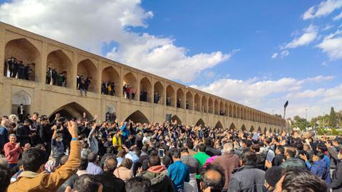 کارگران در اصفهان، فارس و بوشهر: بی‌تفاوتی مسئولان نسبت به مطالبات