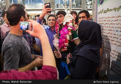 Crowds Welcome Victorious Freestyle Wrestlers Home from Rio