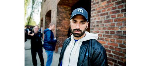 As a young man Derakhti would sometimes get into fights with other young Swedes who attacked his two Jewish and Roma friends over their respective backgrounds
