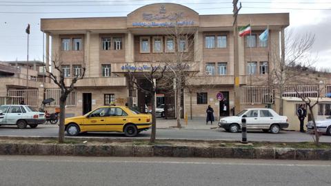 در اطراف دادگستری مهاباد، مردانی جوان ایستاده‌اند که دست در جیب، گاهاً در گوش عابرین زمزمه می کنند؛ زندان، زندان!