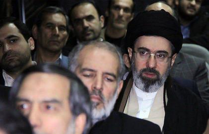 برخی رئیسی را گزینه‌ای مطیع می‌دانند که مجتبی خامنه‌ای و نزدیکانش از جمله «حسین طائب»، رییس سازمان اطلاعات سپاه پاسداران، می‌توانند به او اعتماد کنند.