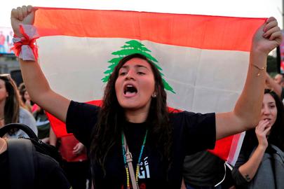در طول بیش از یک سالی که از اعتراضات مردمی در لبنان می‌گذرد یکی از بارزترین خواسته‌های معترضان سرنگونی طبقه سیاسی حاکم است که در احزاب فعلی جلوه‌گر شده‌اند.