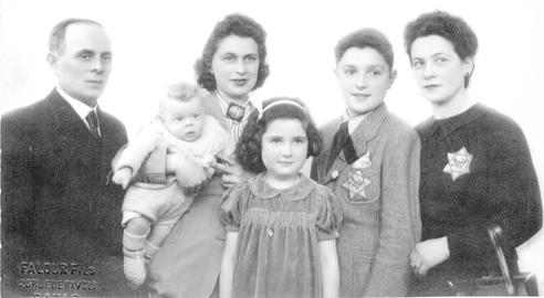 پرتره یک خانواده یهودی فرانسوی با ستاره های یهودی بر لباس‌هایشان.