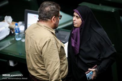 نمایندگان مجلس که خود را از مواجهه مستقیم با رهبر جمهوری اسلامی عاجز می‌بینند به دولت اعتراض می‌کنند.