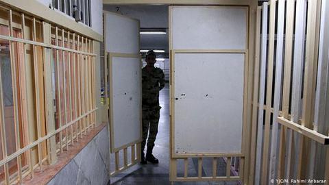 مسئولان و مقامات جمهوری اسلامی با پنهان‌کاری در خصوص شرایط زندانیان، درباره وضعیت حاکم بر زندان‌ها در دوران شیوع ویروس کرونا، دروغ می‌گویند.