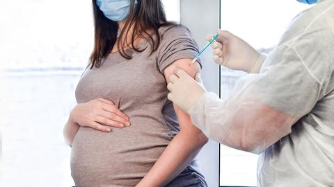 سازمان بهداشت جهانی تنها دو واکسن «مدرنا» و فایزر را برای تزریق به زنان باردار تایید کرده است.