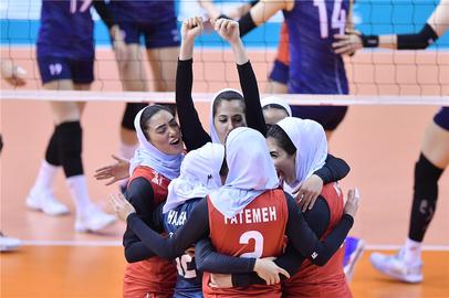 داورزنی در جمع ملی‌پوش‌های والیبال ایران گفته: «اگر به دنبال دیده ‌شدن هستید، راهش حضور غیرمسئولانه در فضای مجازی نیست.»