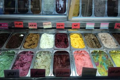 یک فروشنده بستنی می‌گوید قطعی برق باعث می‌شود بستنی ها آب شوند و دیگر غیرقابل استفاده باشند
