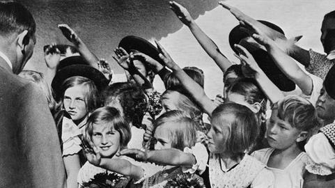 نازی‌ها چگونه جوانان را به خدمت خود در آوردند؟