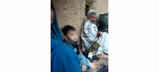 محمد جمعه با دختر و نوه اش در دایکندی