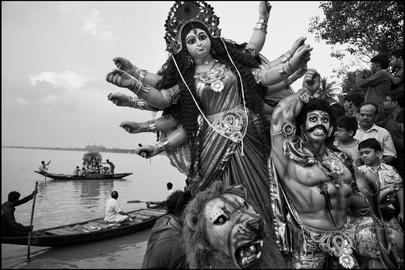 Devotees drown a statue of Durga, the Bengali avatar of goddess Kali, in the river Hoogly; Kolkata, India. © Abbas / Magnum Photos