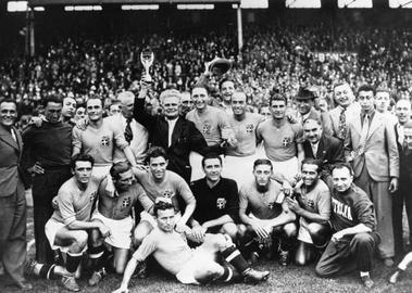 جام جهانی ۱۹۳۸ در شرایطی آغاز شد که اتریش در اشغال آلمان قرار گرفته بود. مردم اسپانیا به دلیل جنگ‌های داخلی و درگیری‌های خارجی در خون استحمام می‌کردند.