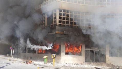 در اعتراضات بهبهان دست کم هشت معترض کشته و بسیاری زخمی شدند، تصویر از ساختمان یکی از شعب بانک ملی که در آتش خشم معترضان خاکستر شد.