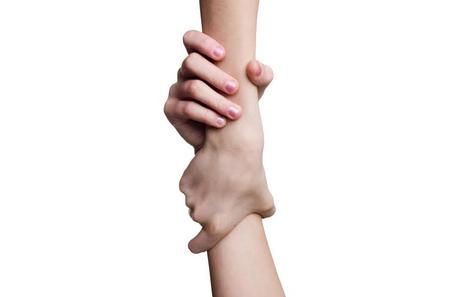 به غریبه‌ها اعتماد کن تا در دنیای بهتری زندگی کنی!
