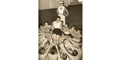 تمرین گروهی اتحادیه دختران آلمانی. درسدن، آلمان، دسامبر ۱۹۳۶