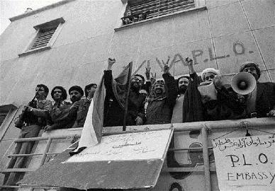سفارت فلسطین در تهران محل سفارت اسراییل بود. عرفات در تهران این محل را به اشغال فلسطینیان درآورد و اولین سفارت فلسطین در جهان را در تهران تاسیس کرد