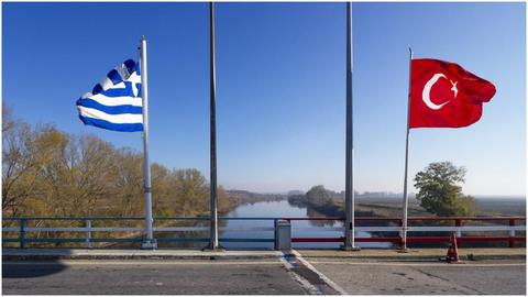 یونان و ترکیه برای گرفتن کمک مالی از اتحادیه اروپا با هم رقابت می‌کنند. پناهندگان اما بلاتکلیف هستند.