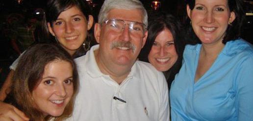 رابرت لوینسون در کنار دخترانش