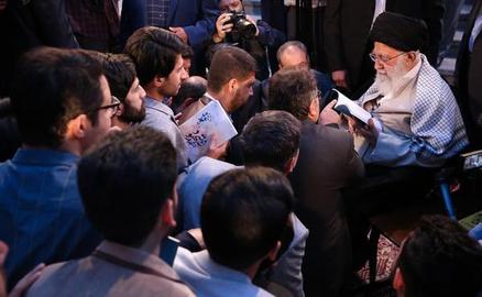 تصویر یکی از جلسات شعرخوانی آقای خامنه‌ای که امسال بدلیل شیوع کرونا لغو شد