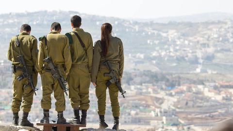 بنر نصب شده در میدان نمازی به مناسبت هفته دفاع مقدس، با فتوشاپ از روی عکس چهار سرباز اسرائیلی طراحی شده است. این بنرها تصویر سه سرباز را ایستاده بر بالای کوهی نشان می‌داد که به پایین نگاه می‌کنند