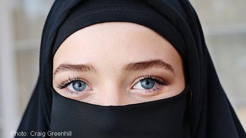 يک روز در شهر با نقاب