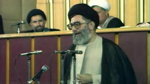 خامنه‌ای در شرایط و زمانی رهبر شد که فاقد یکی از شروط رهبری یعنی «مرجعیت» بود، اما درنهایت توانست با ابزار قدرت و سیاست این سمت را به دست بیاورد.