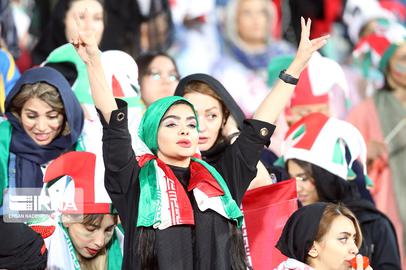 در بازی ایران و عراق، شاخ‌های مجازی که آخرین هفته دی‌ماه میهمانان ویژه وزارت ورزش و جوانان بودند، روی سکوهای ورزشگاه آزادی و در بخش ویژه زنان حضور داشتند.