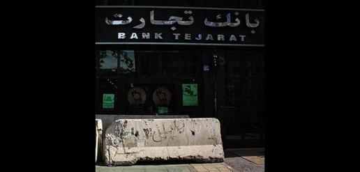 راهکار شهرداری برای گرفتن عوارض؛‌ نصب بلوکهای بتونی جلوی در ورودی