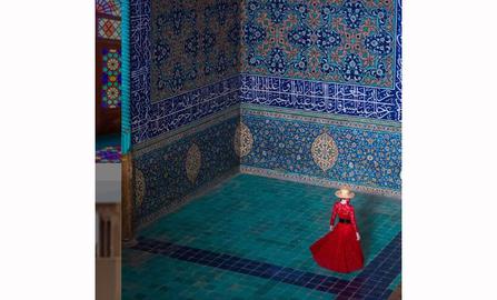 از گردشگران با روسری‌های که با رنگ کاشی‌های مساجد و آثار باستانی ایران هماهنگ شده، عکاسی مدلینگ صورت گرفته تا آن‌ها با به اشتراک گذاشتن این تصاویر در شبکه‌های اجتماعی سفر به ایران را تبلیغ کنند.
