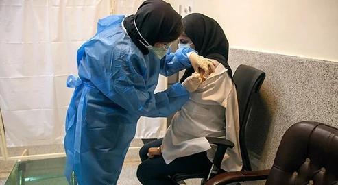 Début des vaccinations en Iran : le fils du ministre de la santé en première ligne