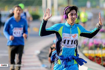 Hundreds Take Part in Tehran Marathon