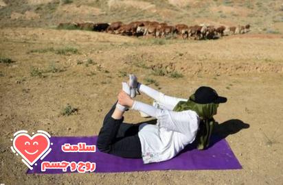 برای این‌که بدن‌تان هم ورزیده بماند، می‌توانید در طول روز در چند بازه ۱۰ دقیقه‌ای، نرمش یا ورزش سبک کنید.