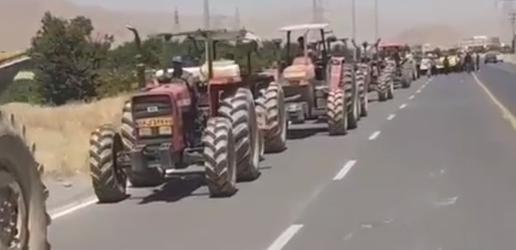 راهپیمایی اعتراضی روستاییان مرزیجران با تراکتور