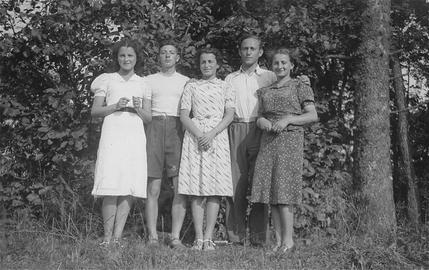 گروهی از جوانان یهودی در لیتوانی. فقط دو نفر از جنگ جان سالم به در بردند.