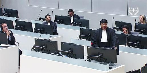 فاتو بنسودا (نفر ایستاده) دادستان پرونده الحسن در دادگاه کیفری بین‌المللی