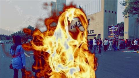 خودسوزی دختری که می‌خواست وارد ورزشگاه آزادی شود