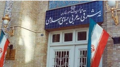 با وجود سپری شدن یک شبانه‌روز از وعده غلامرضا منصوری، رسانه‌های نزدیک به وزارت امور خارجه ایران می‌گویند او به سفارت مراجعه نکرده است.