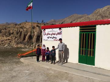 معلم جوان مایه گذاشت؛ پایان عبور پرخطر دانش آموزان از رودخانه