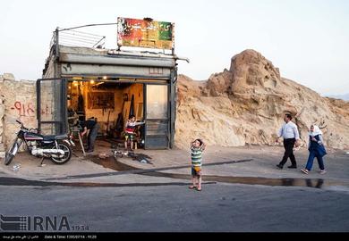در حاشیه‌ این شهر اغواگر چهره‌ زشت فقر، کارتن‌خوابی، اعتیاد، بافت‌های فرسوده و تراکم جمعیتی بالا در محلات حاشیه‌نشین خودنمایی می‌کنند